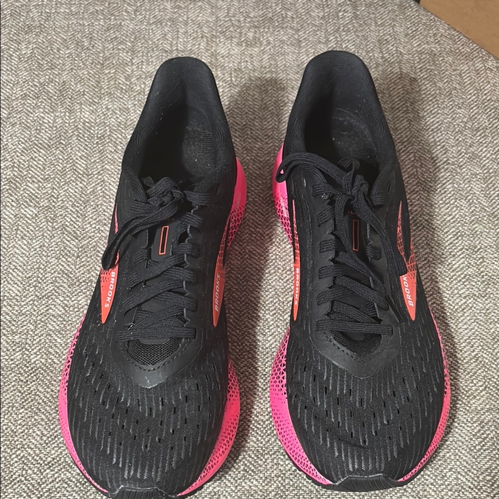Brooks Black and Pink Athletic Shoes Sleek Design